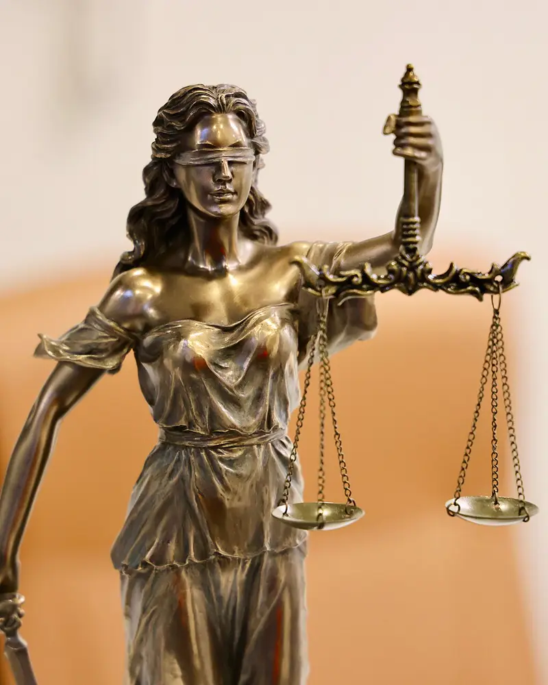 Estátua da Justiça (Dama da Justiça) segurando a balança